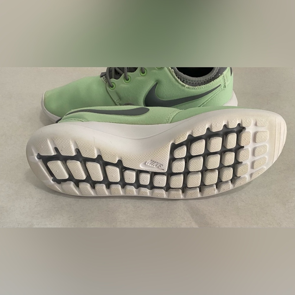 Nike Size 8 Roshe Two Athletic Green Gray Women's Sneaker Excellent Condition - Picture 8 of 13